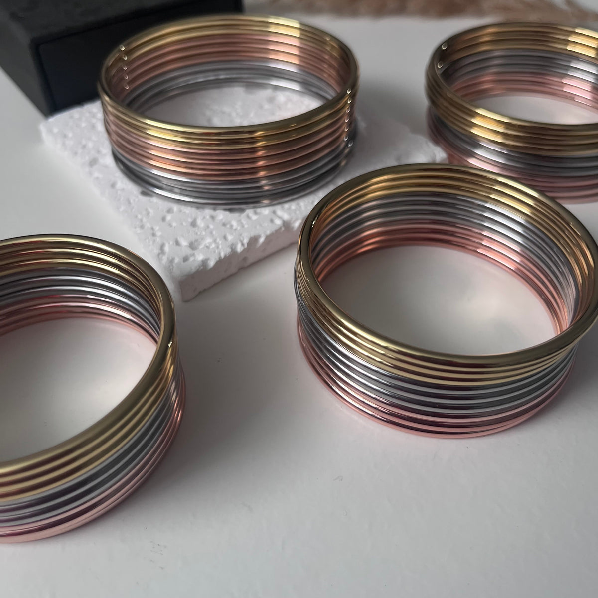 Pulseras Brillo Tricolor (9 piezas) | Recubrimiento IP