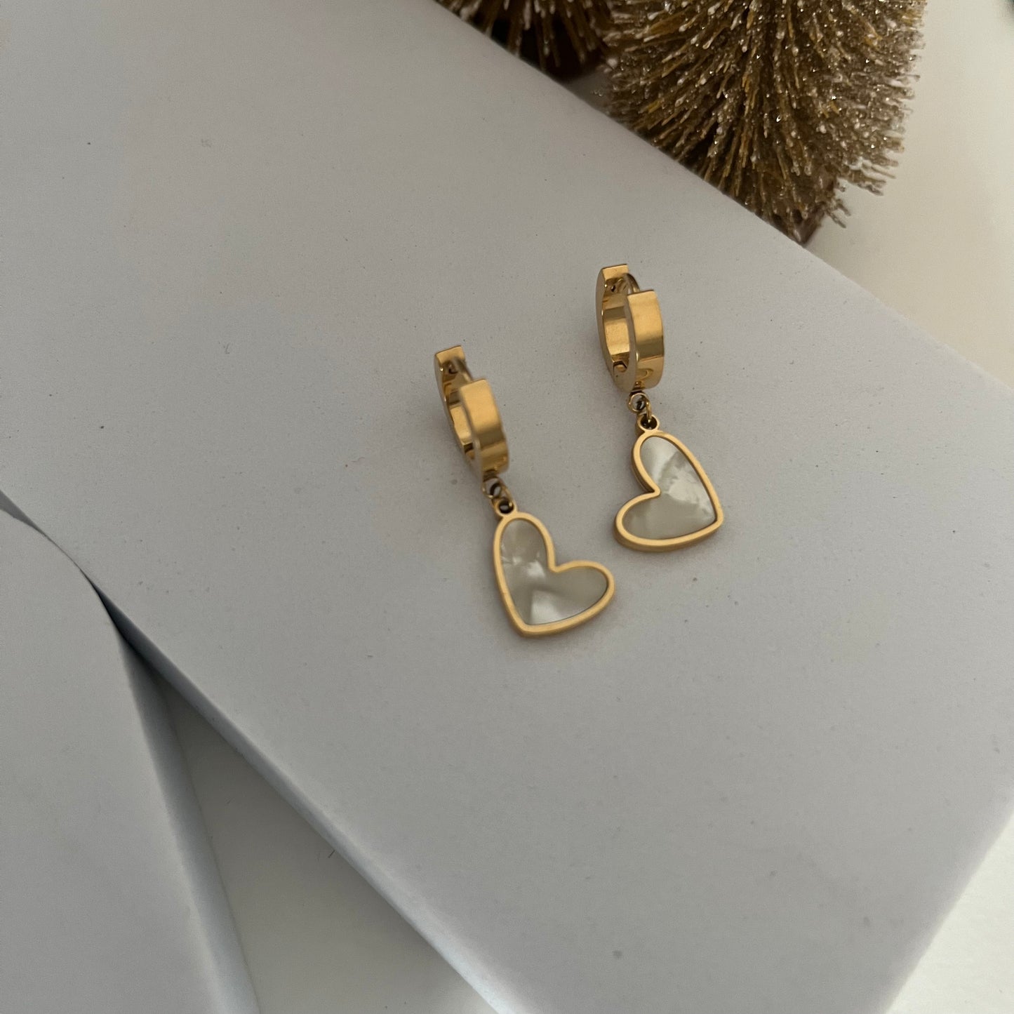 Aretes Huggies corazón