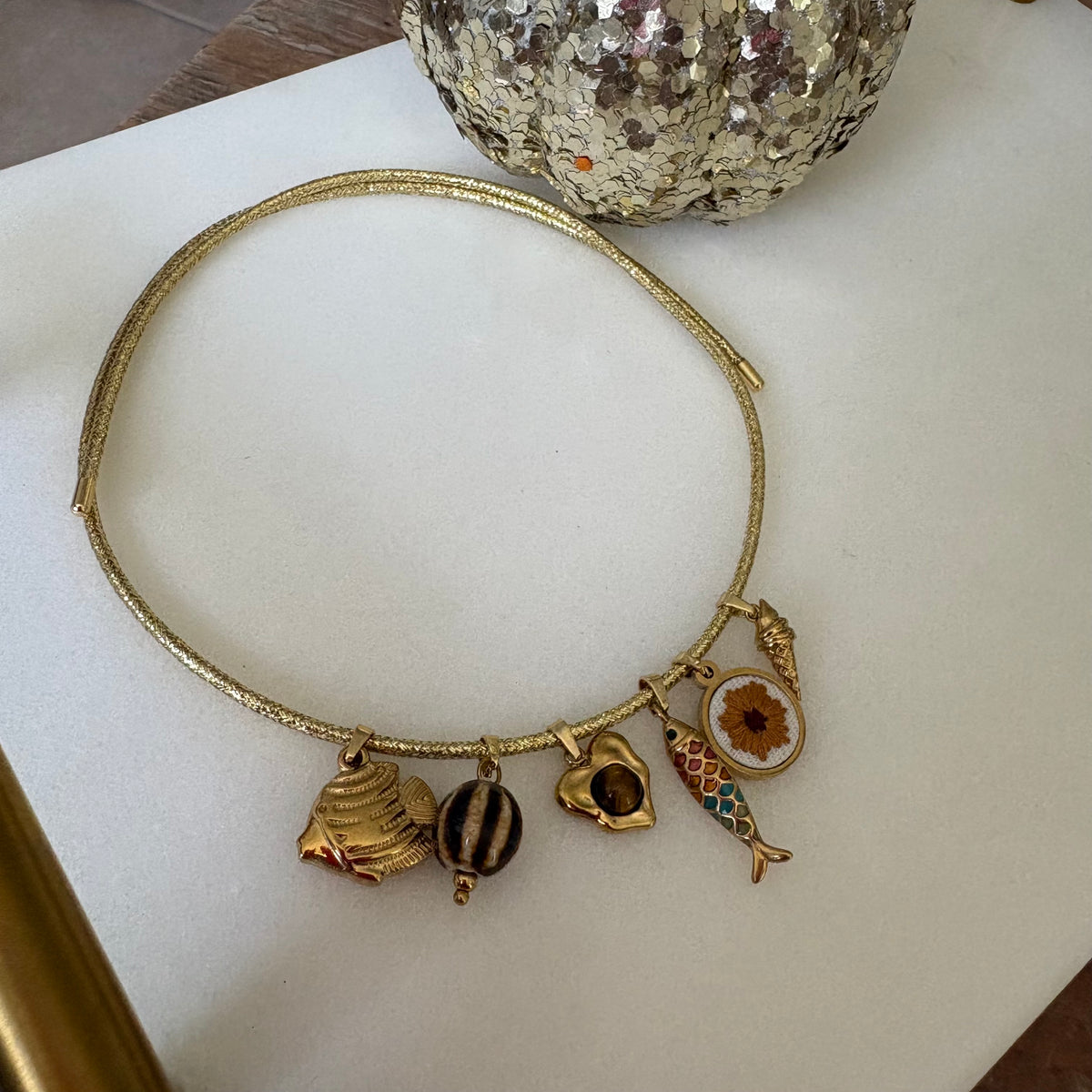 Collar Magnético Aura Gold|1 Collar Dorado + 6 Dijes