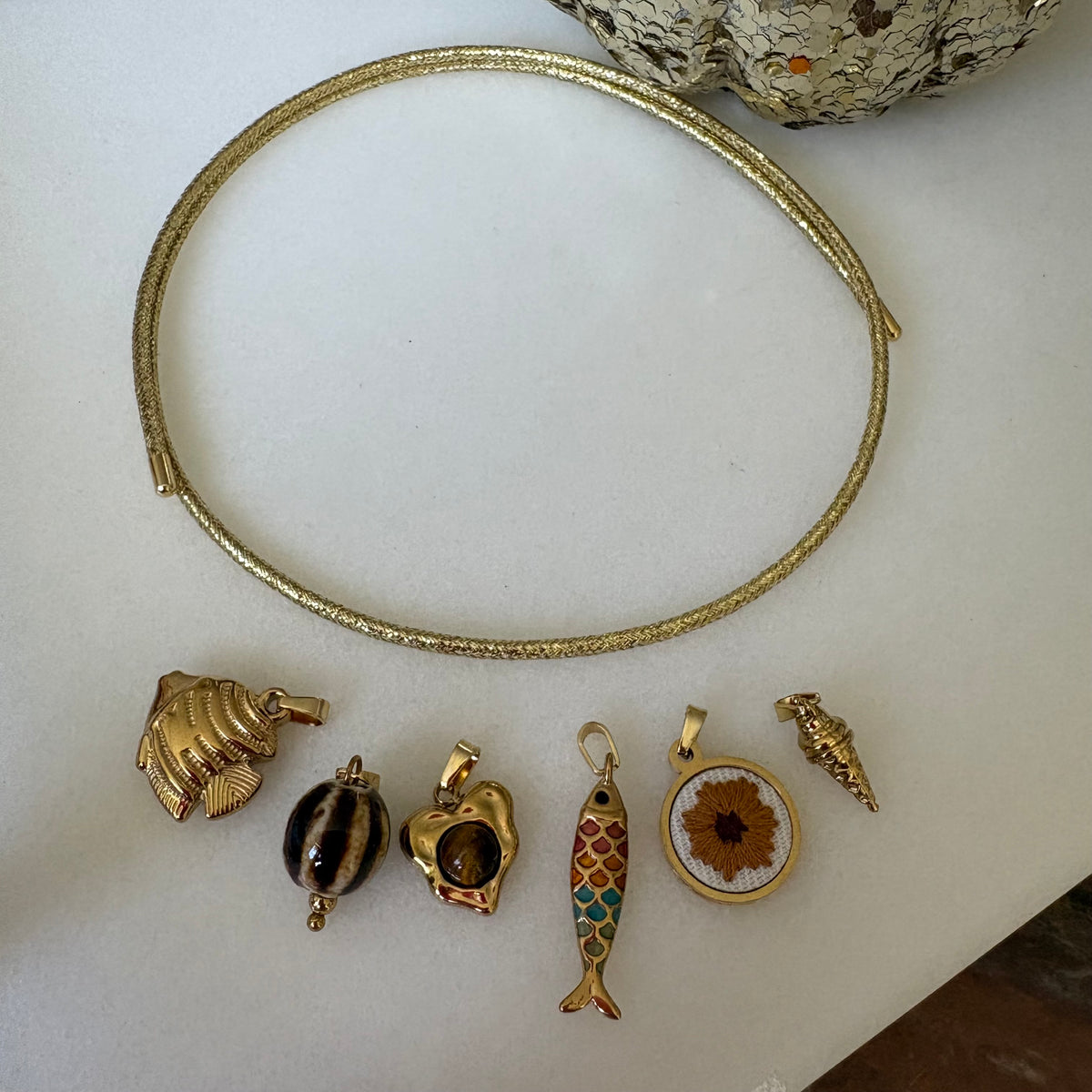 Collar Magnético Aura Gold|1 Collar Dorado + 6 Dijes
